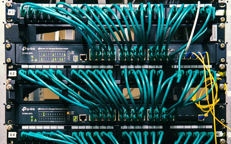 โครงสร้างพื้นฐานเซิร์ฟเวอร์และสายสัญญาณสำหรับระบบ Cybersecurity